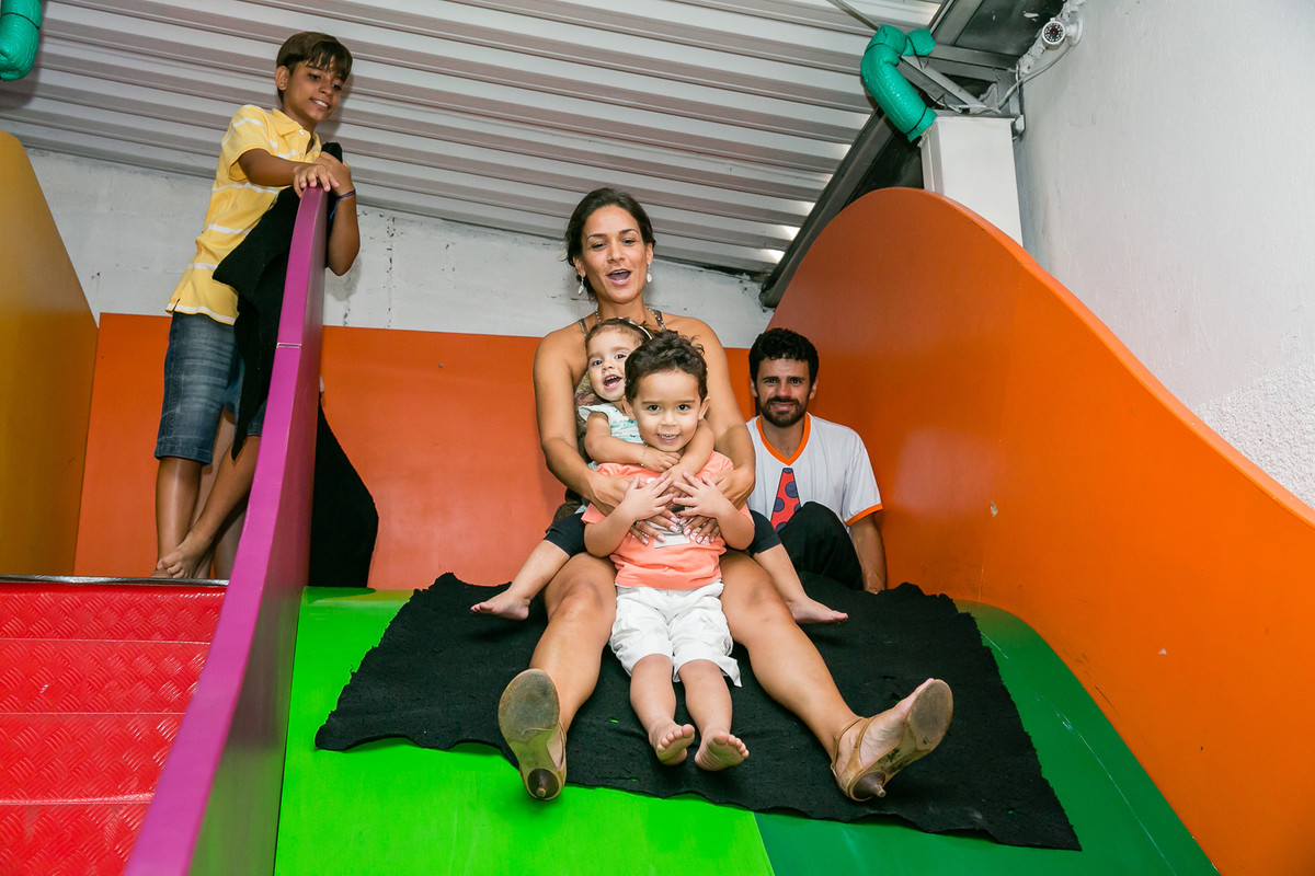 pessoas brincando na festa