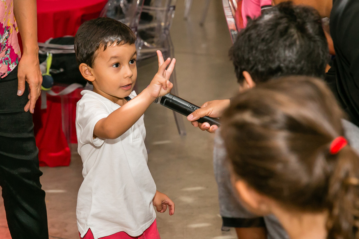 menino mostrando os dedos