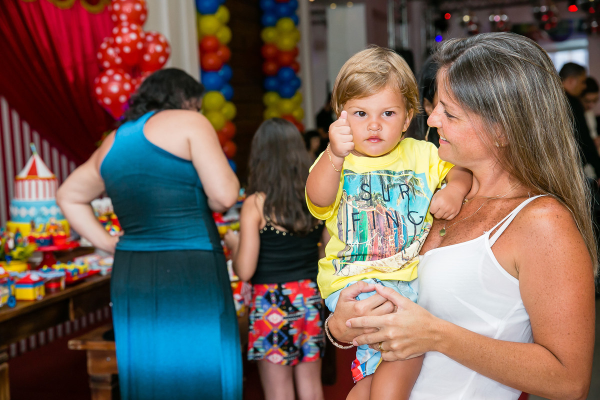 mulher com criança no colo