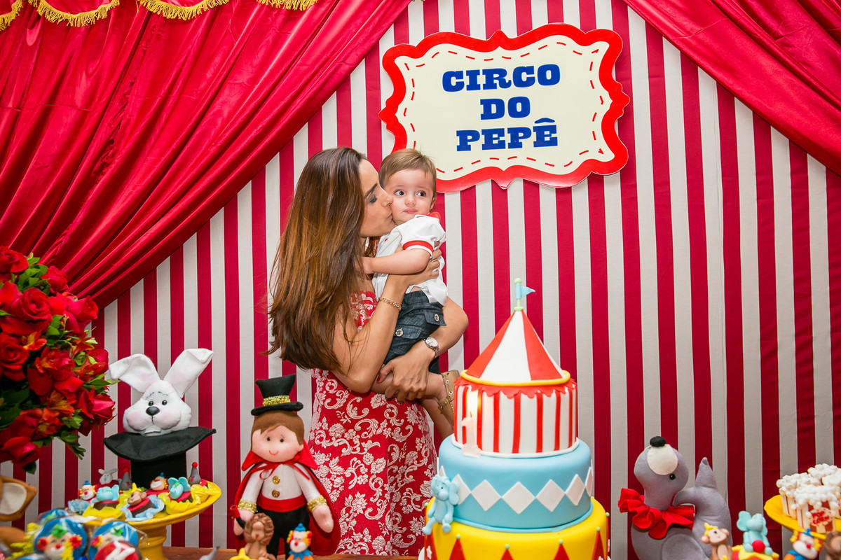 criança sendo beijada pela mãe