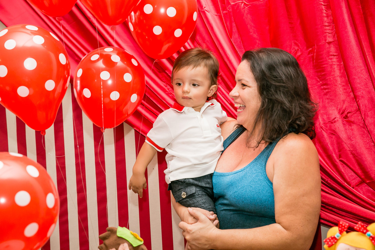 menino perto de balões