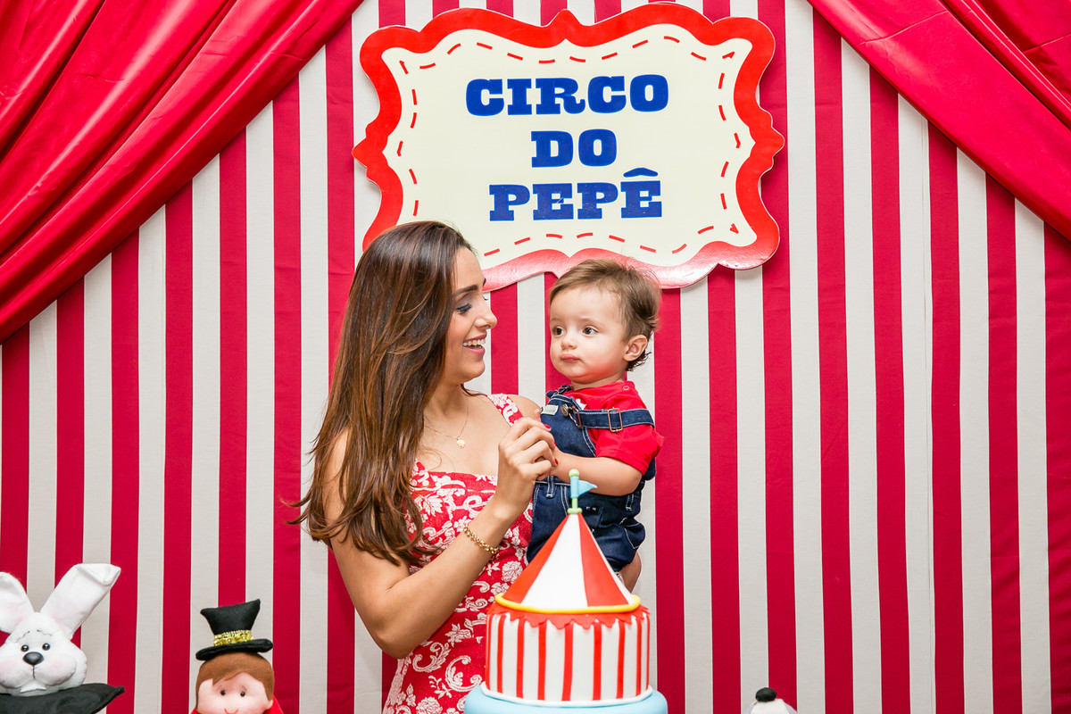 mamãe e filho em festa