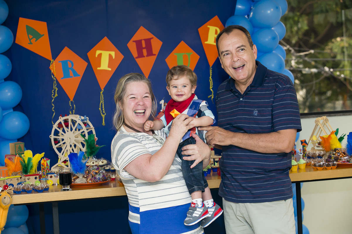 avós de criança em festa