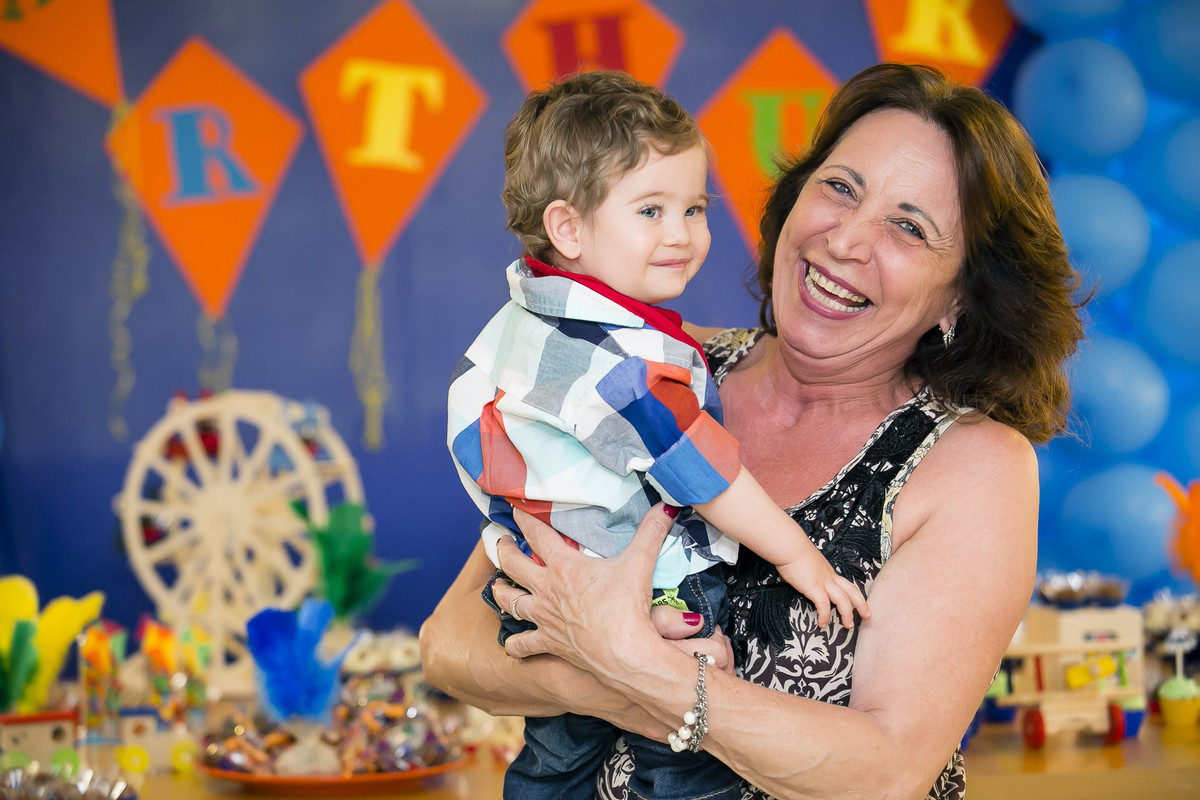 criança no colo da mulher