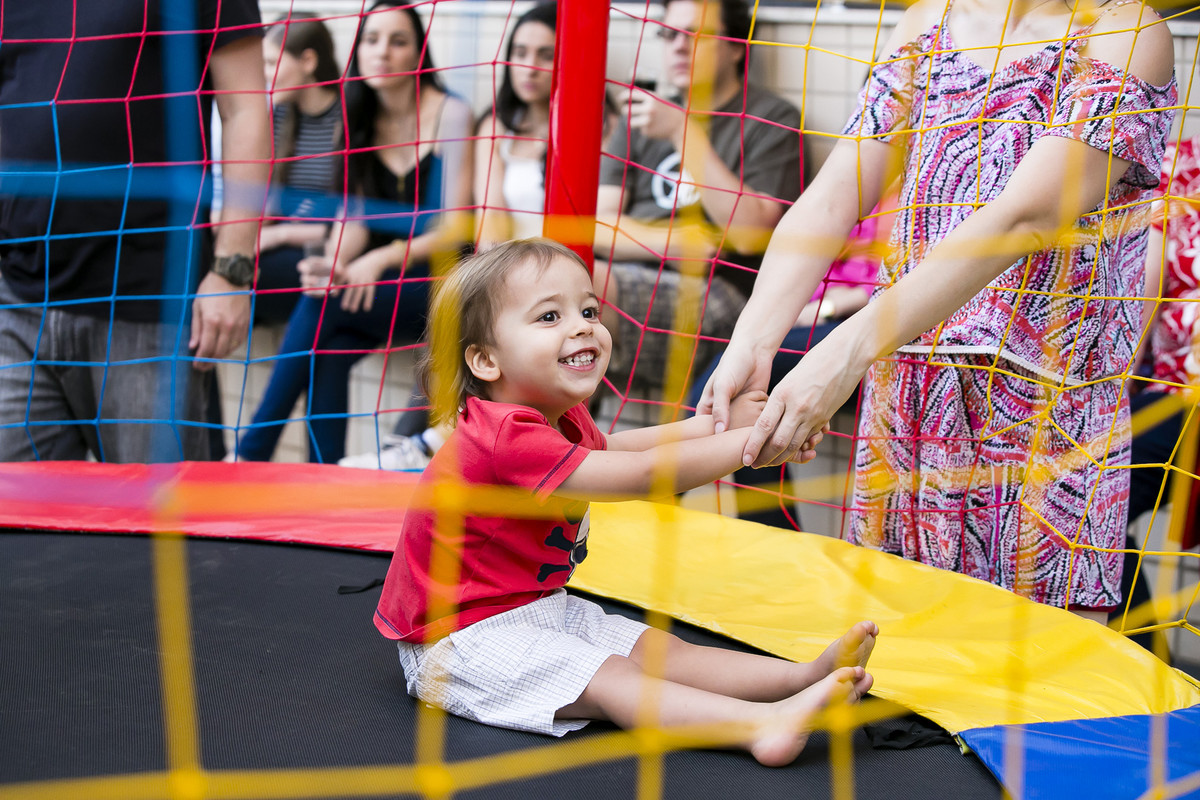 menino na cama elástica