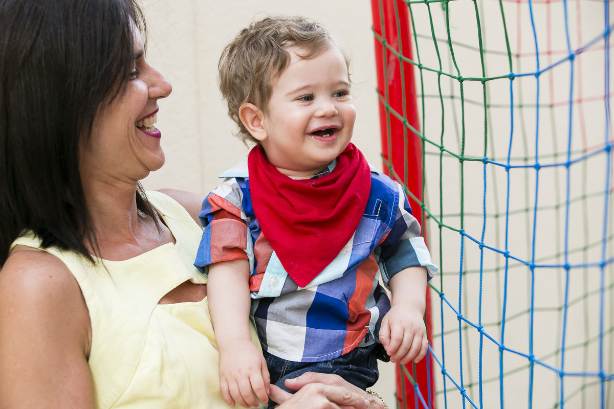 menino olhando para o lado