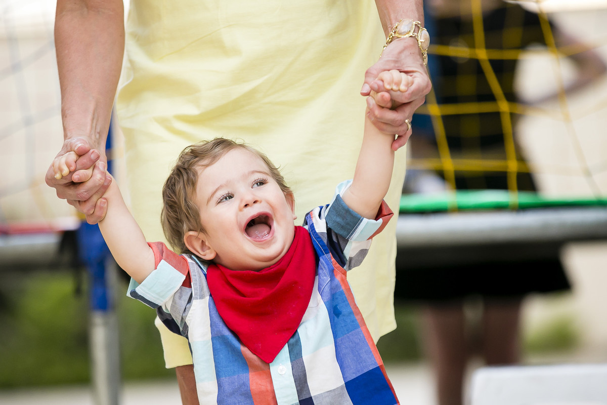 criança andando de mãos dadas