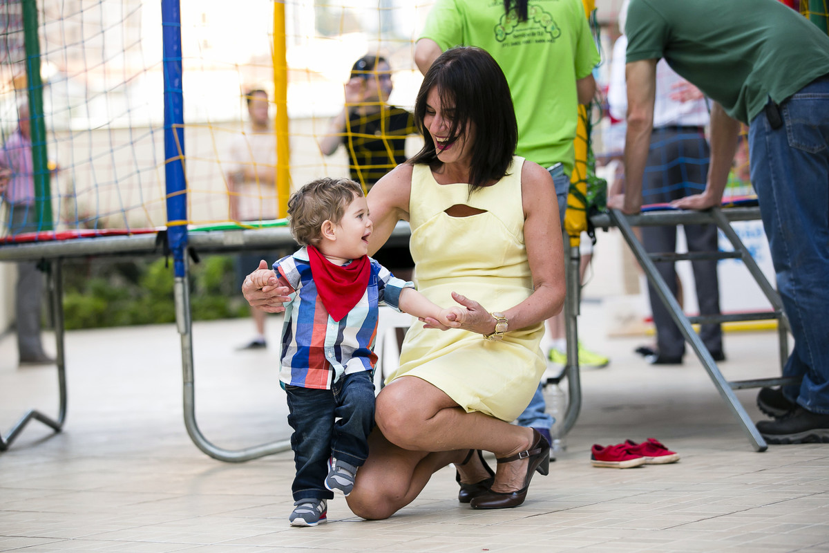 criança andando na festa