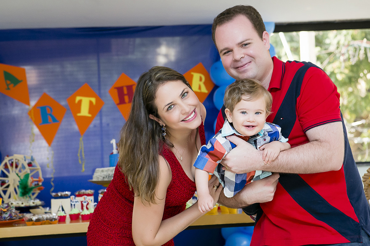 filho sorrindo com os pais