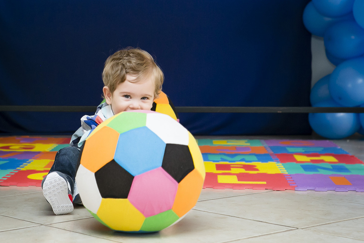 criança brincando com bola em festa