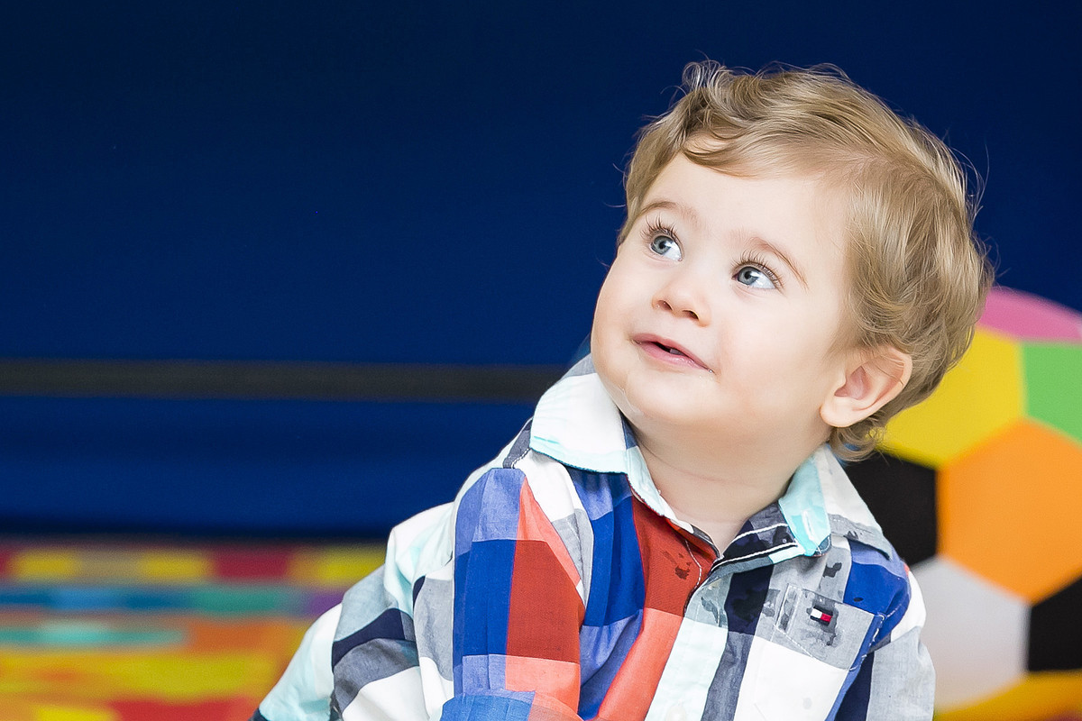 criança olhando para cima