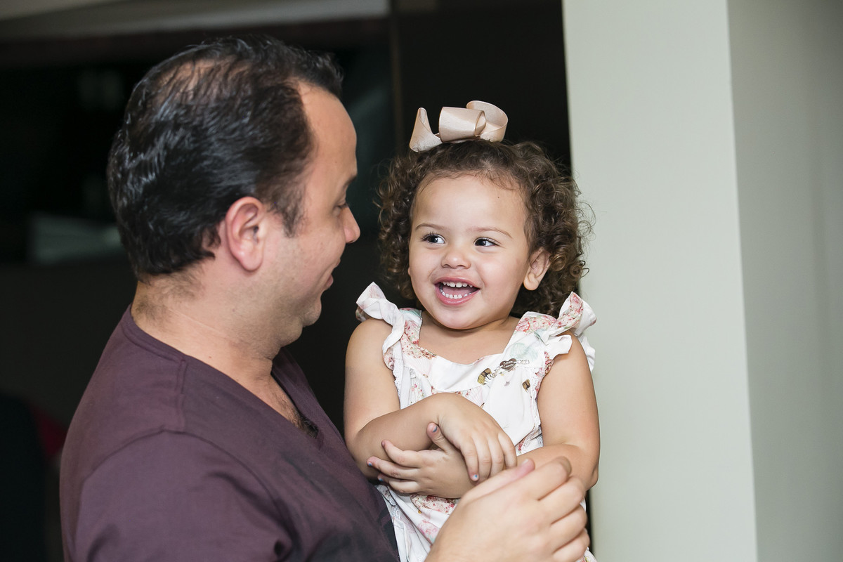 menina sorrindo para o pai