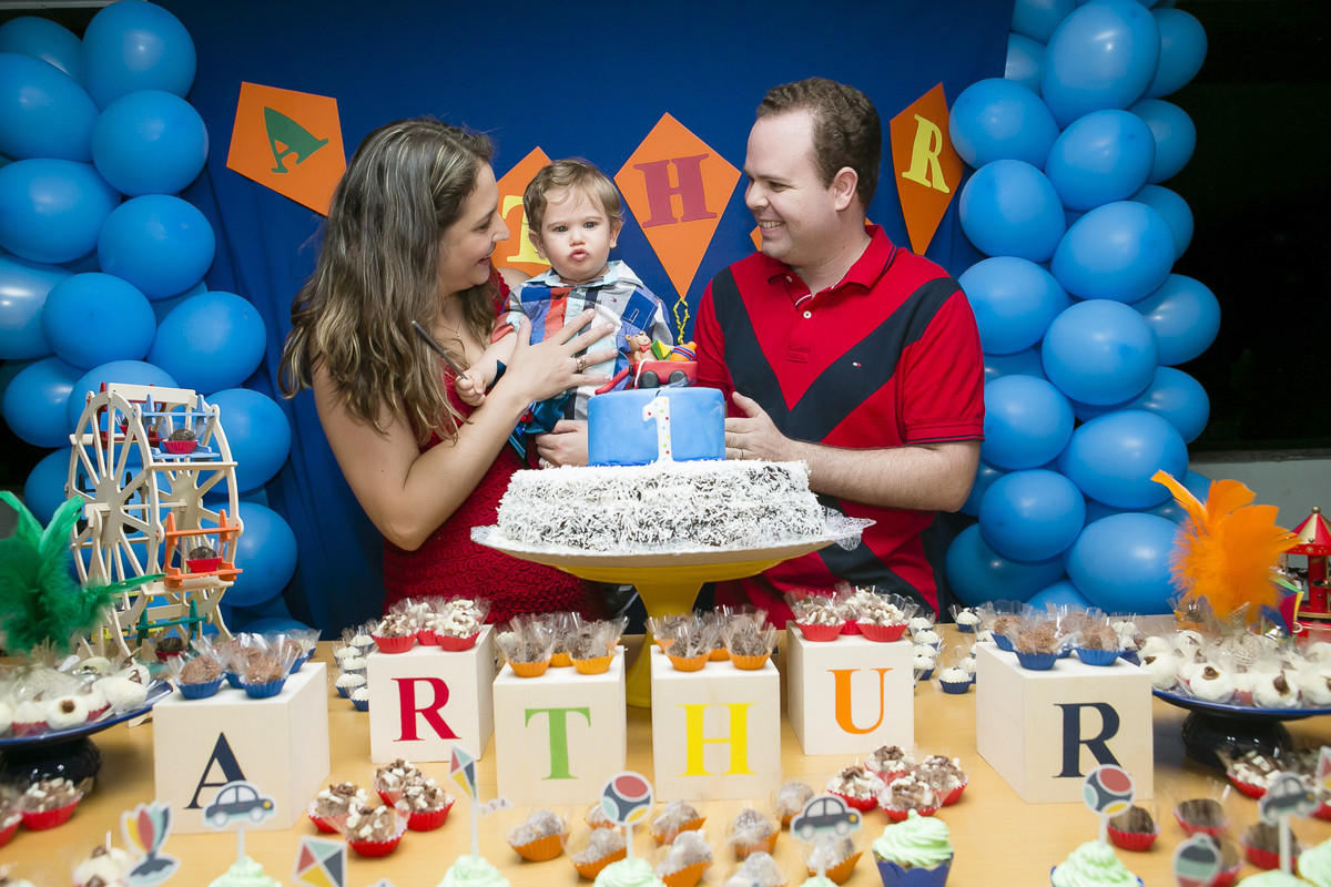 pais cantando parabéns com o filho