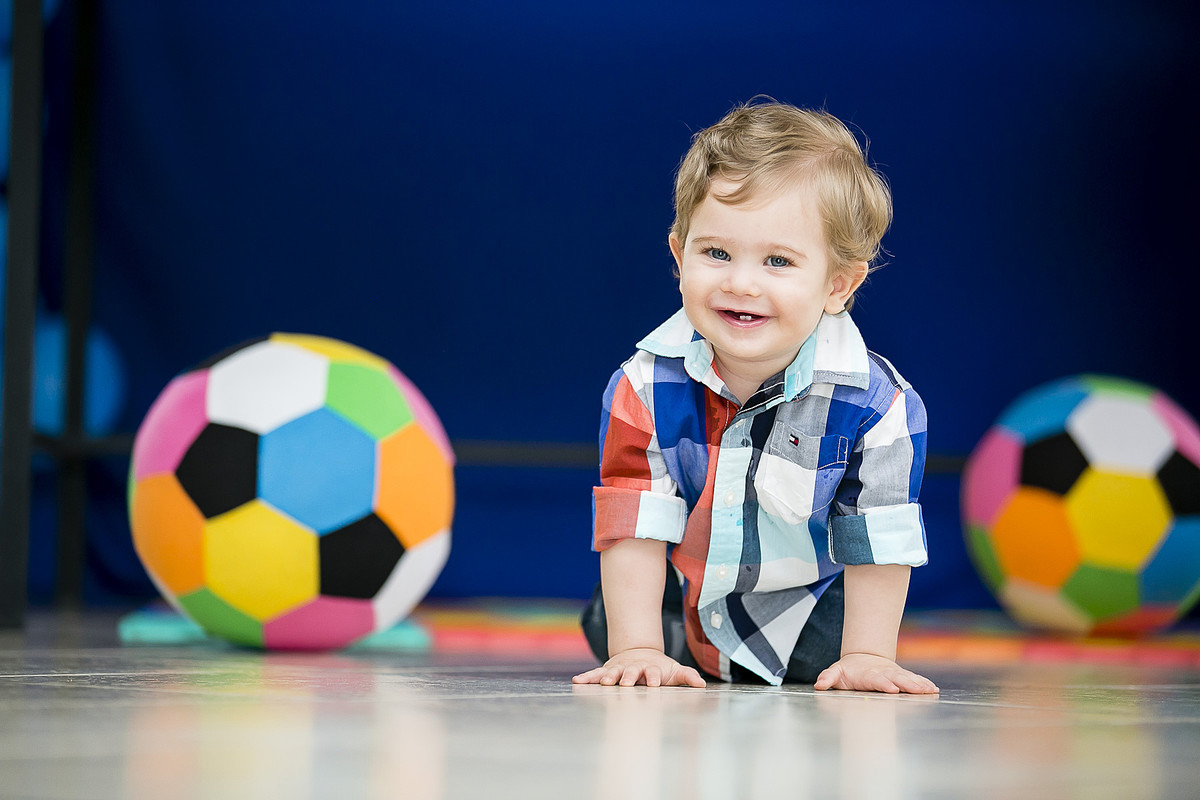 menino olhando para a foto