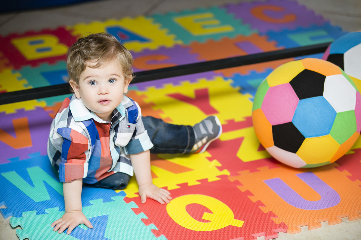 criança olhando para a foto