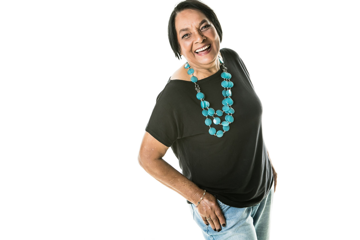 mulher idosa em estúdio