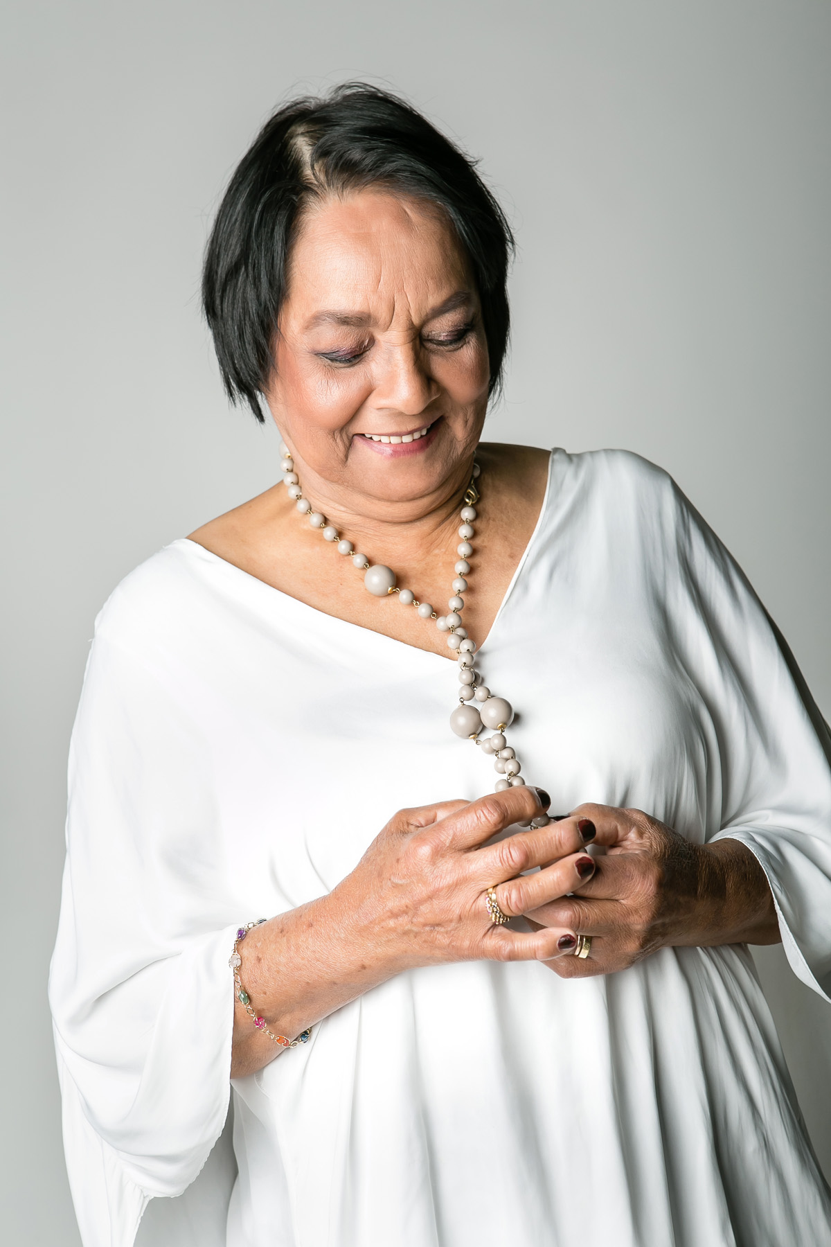 senhora olhando pra baixo