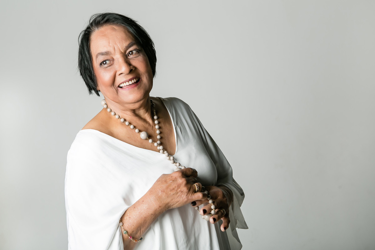 senhora olhando para o nada