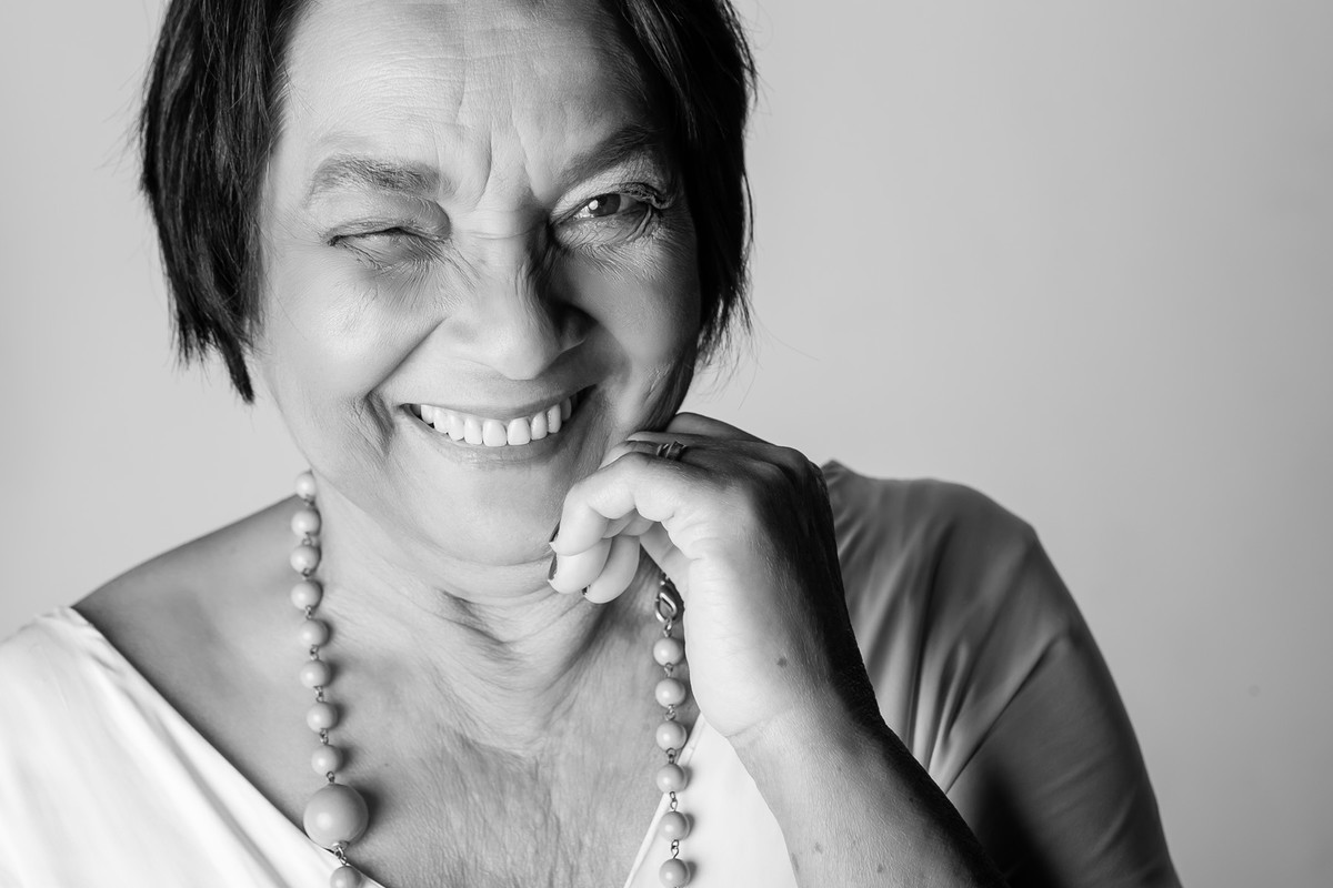 mulher idosa piscando