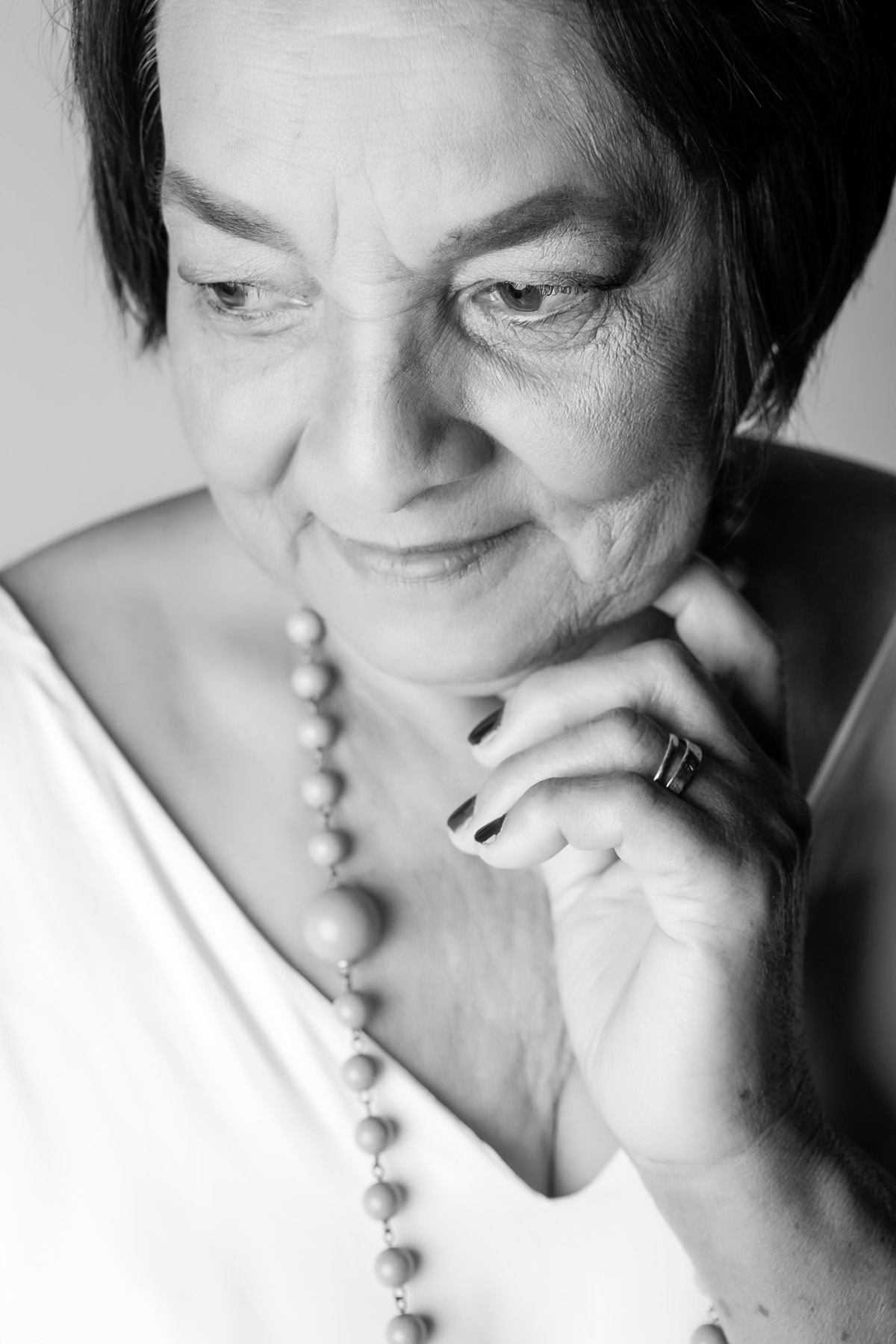 mulher idosa olhando pra baixo