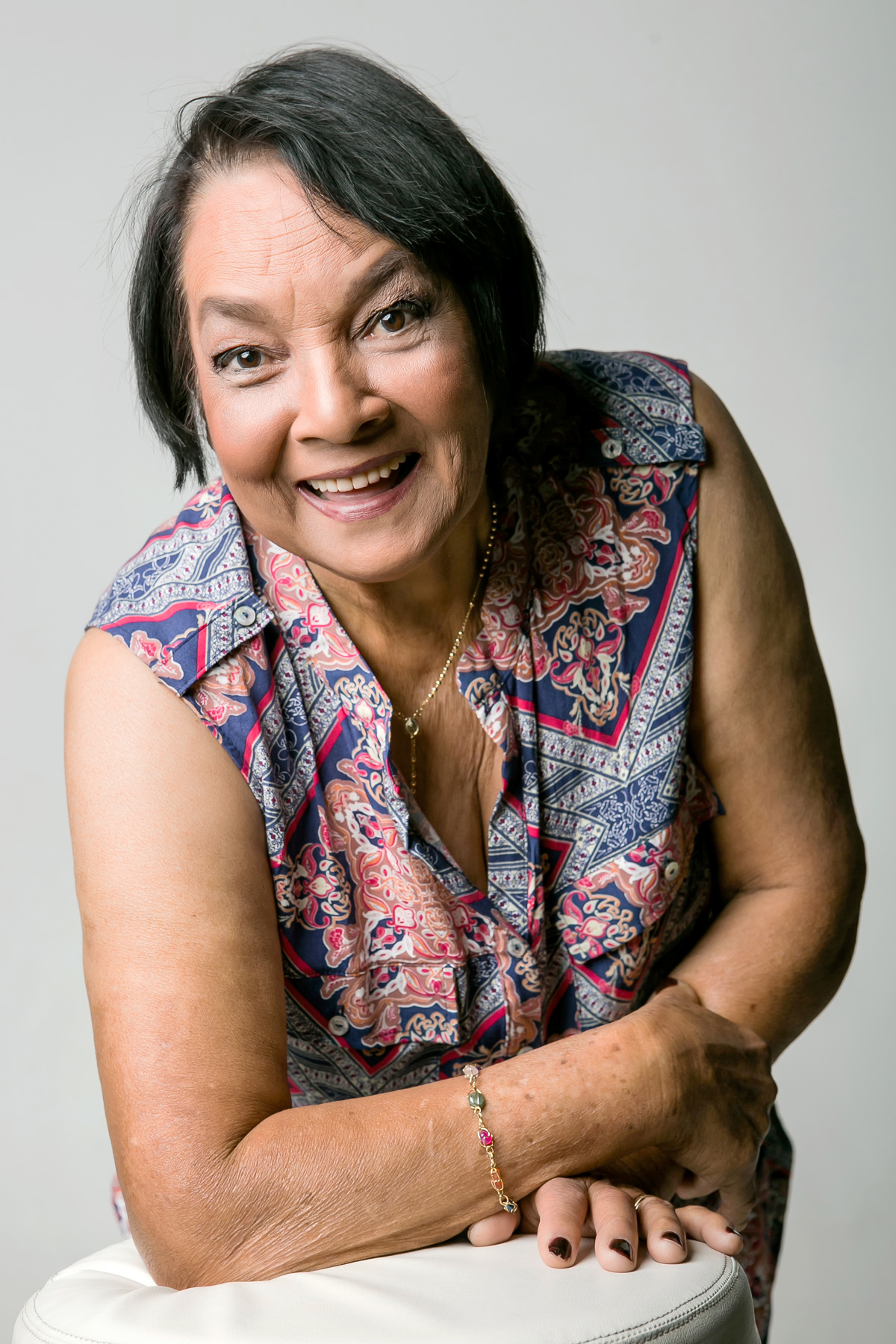 senhora posando para fotos