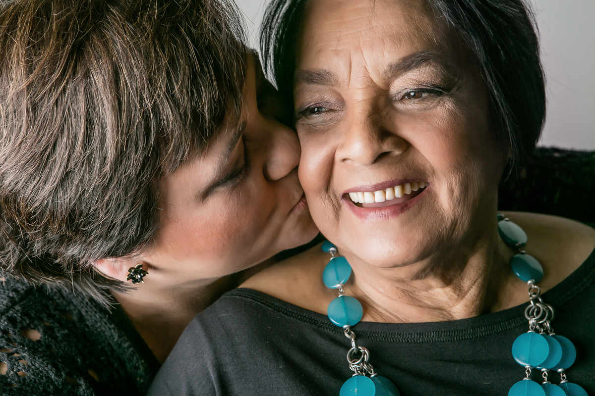 beijo de filha em mãe