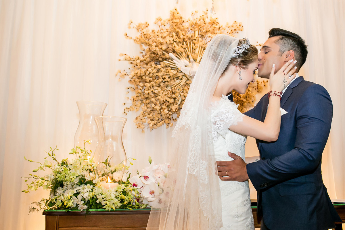 noivo beijando a testa da noiva