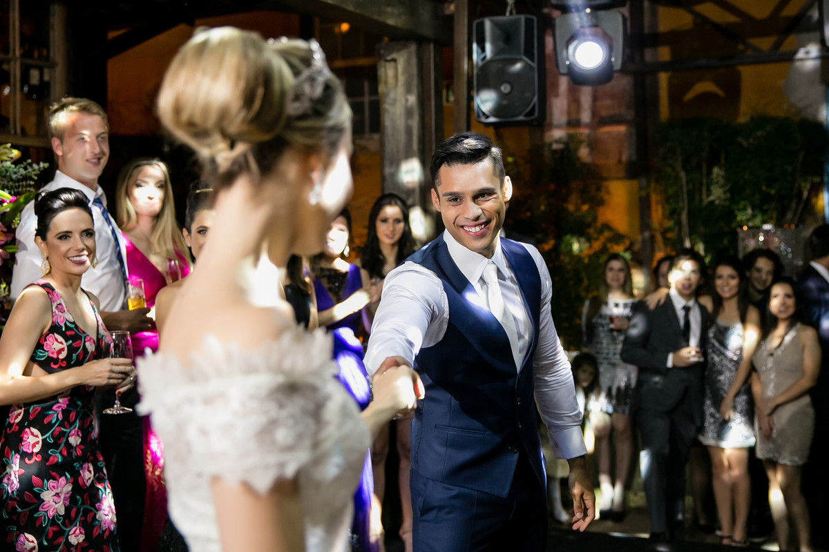 noivo observando a noiva