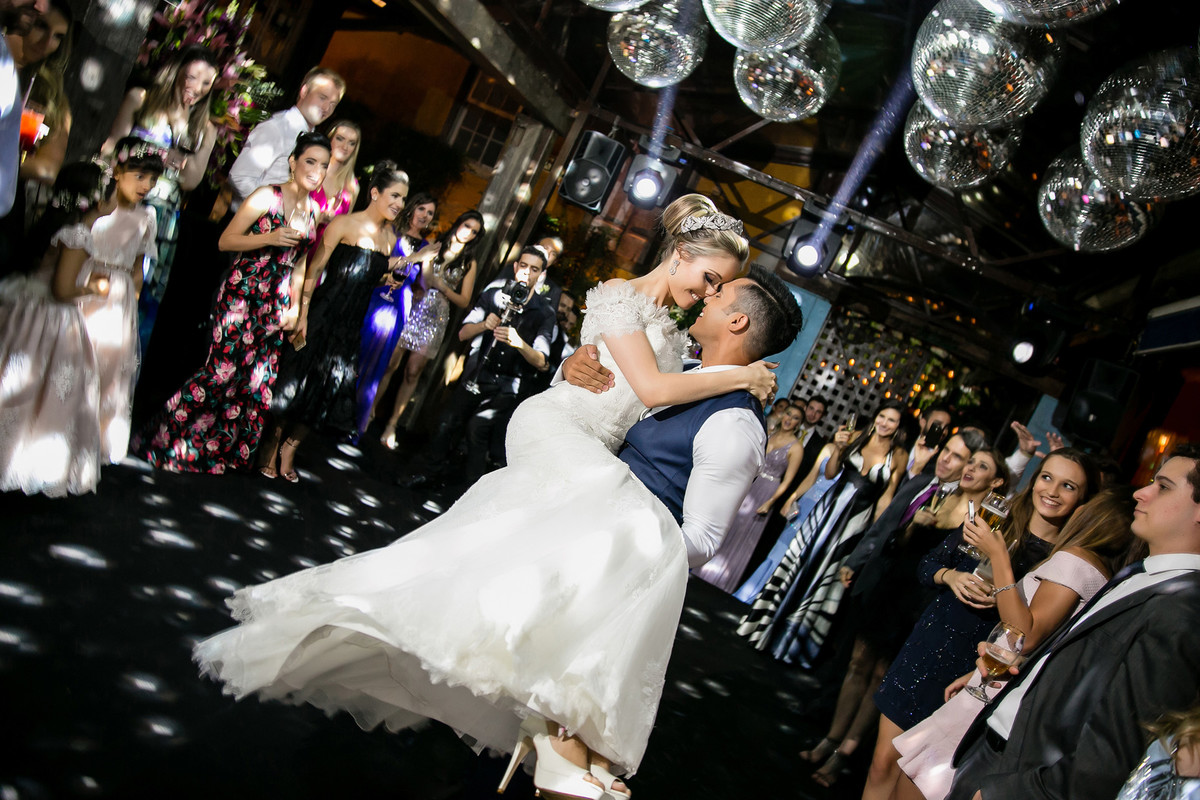 noivo carregando a noiva