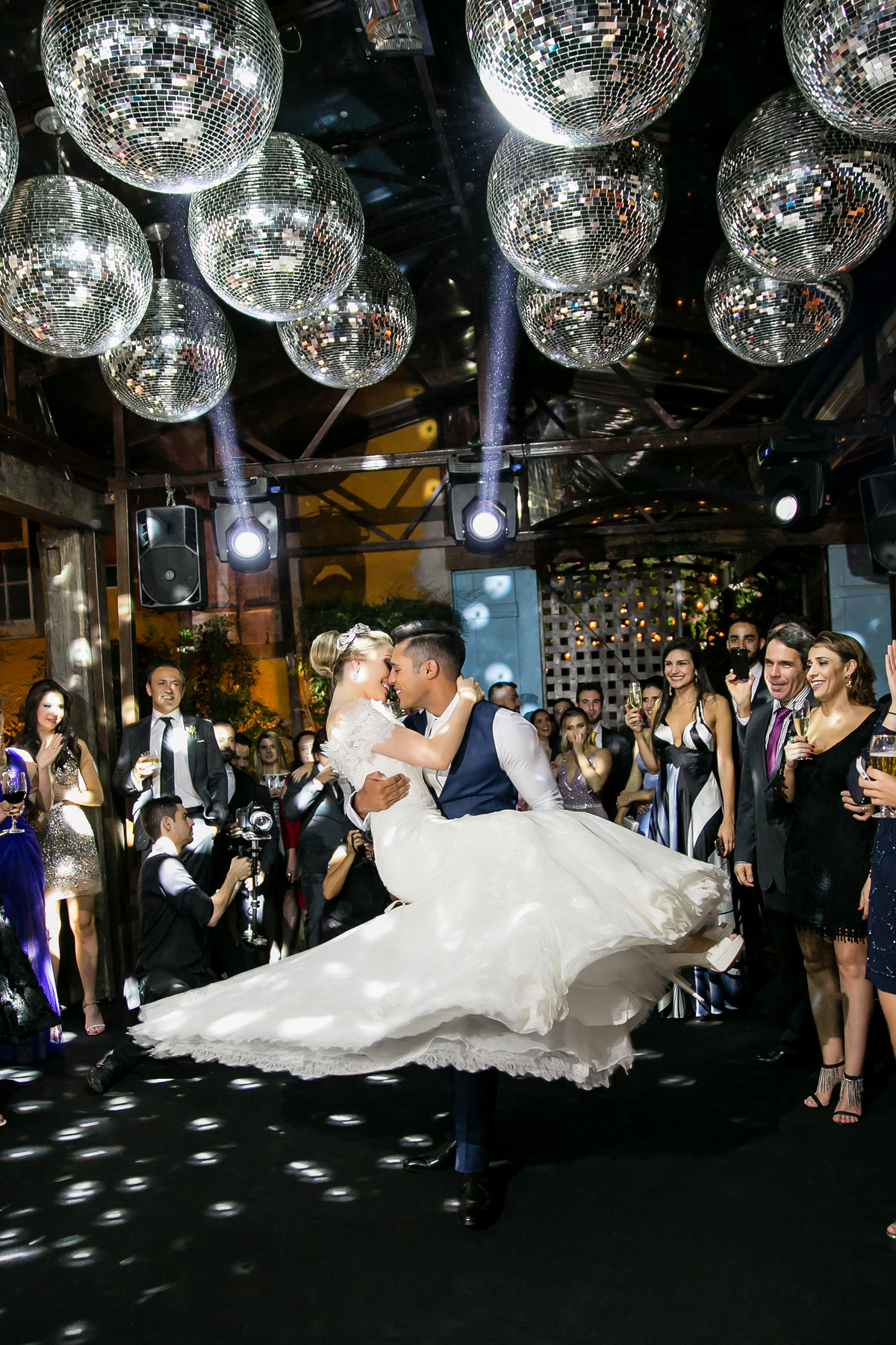 noiva no colo do noivo