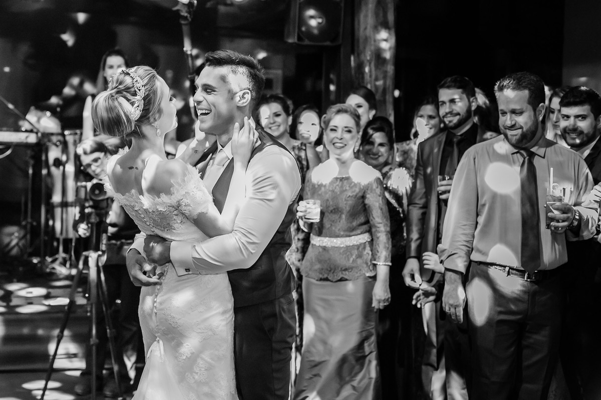 noiva e noivo se divertindo na festa de casamento