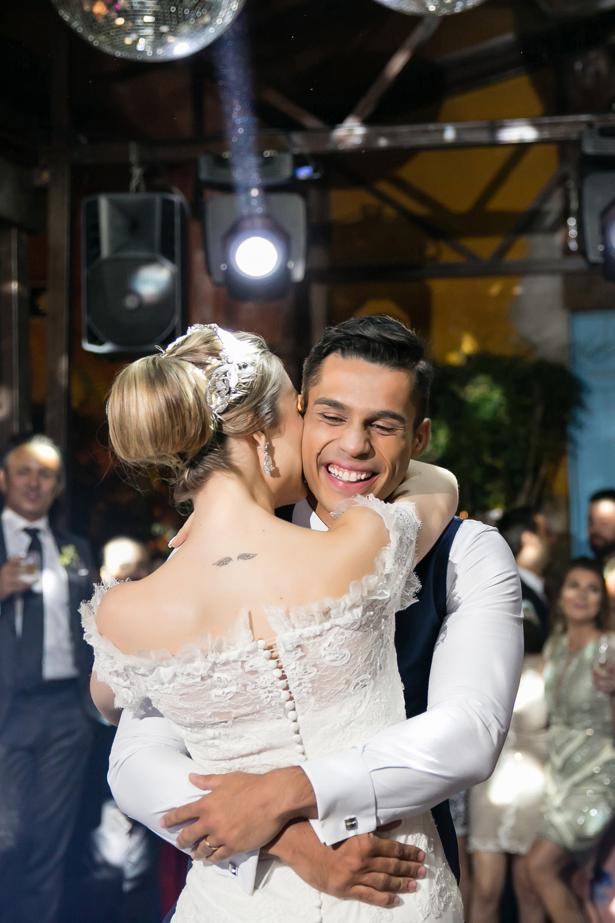 noiva abraçando e beijando o noivo