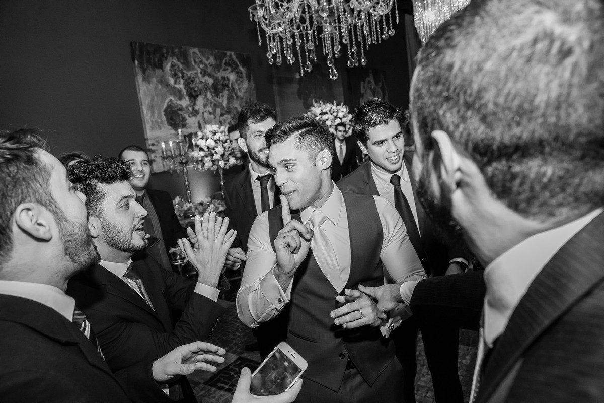 noivo fazendo bagunça na festa