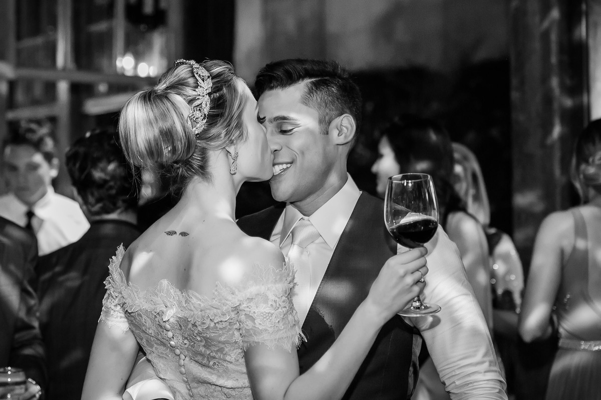 noiva beijando o noivo