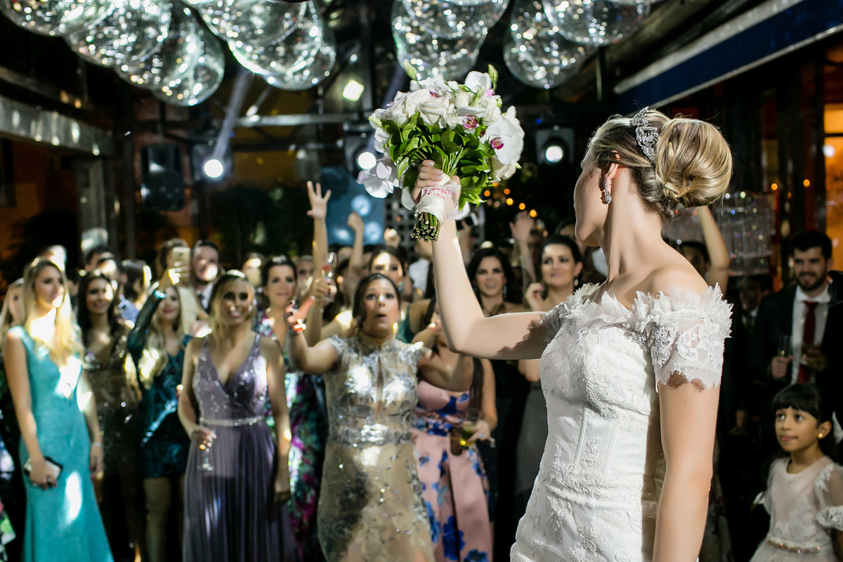 noiva jogando o buquê