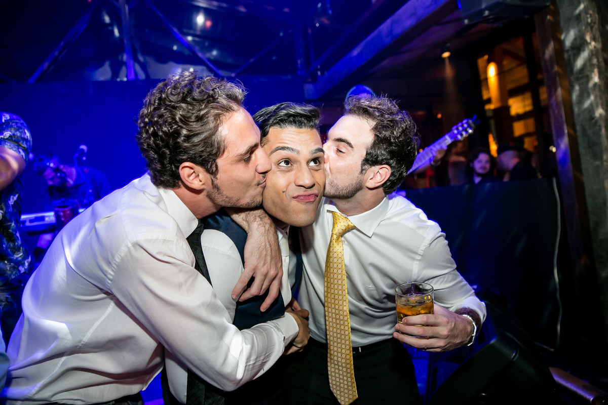 amigos beijando o noivo