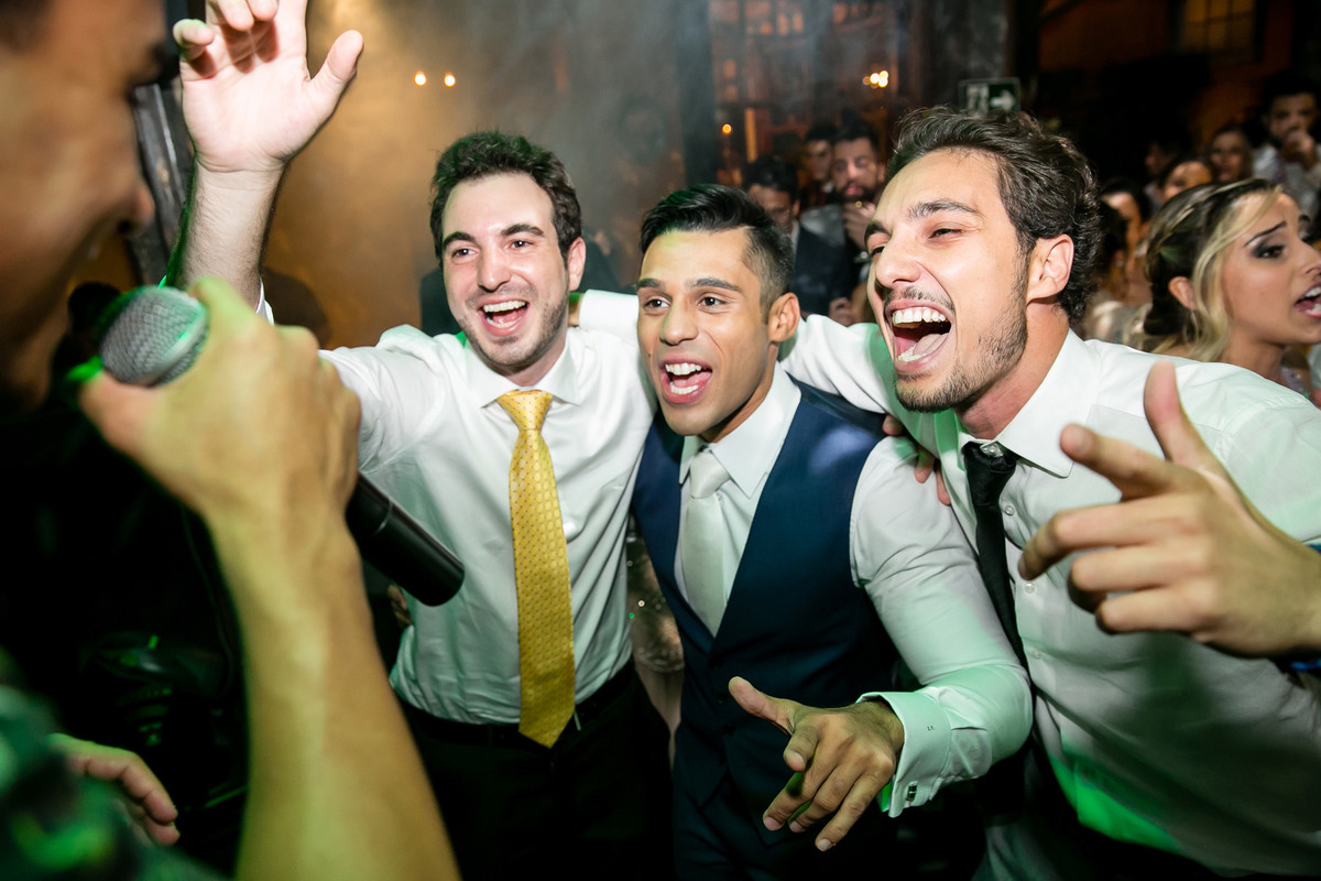 amigos se divertindo