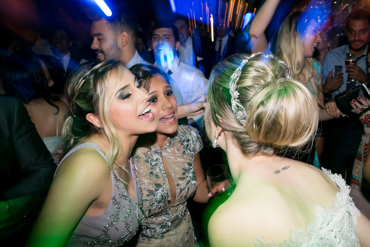 amigos cantando juntas