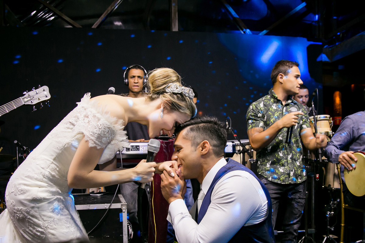 noivo beijando a noiva