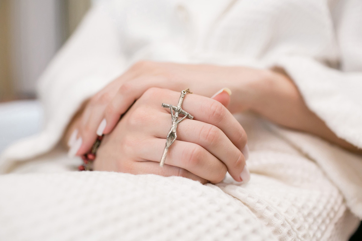 crucifixo na mão da noiva