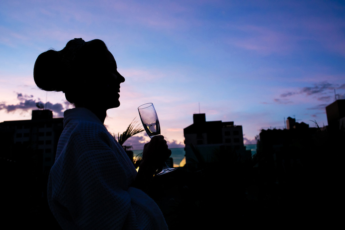 perfil da noiva bebendo