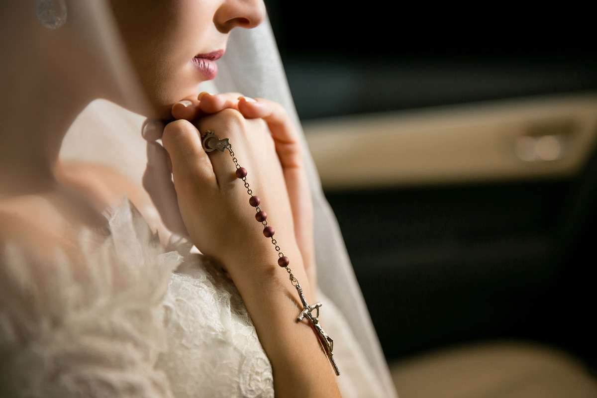 noiva fazendo oração