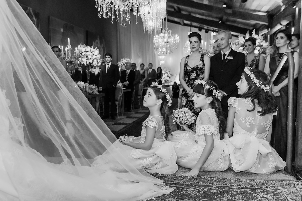 daminhas olhando o casamento