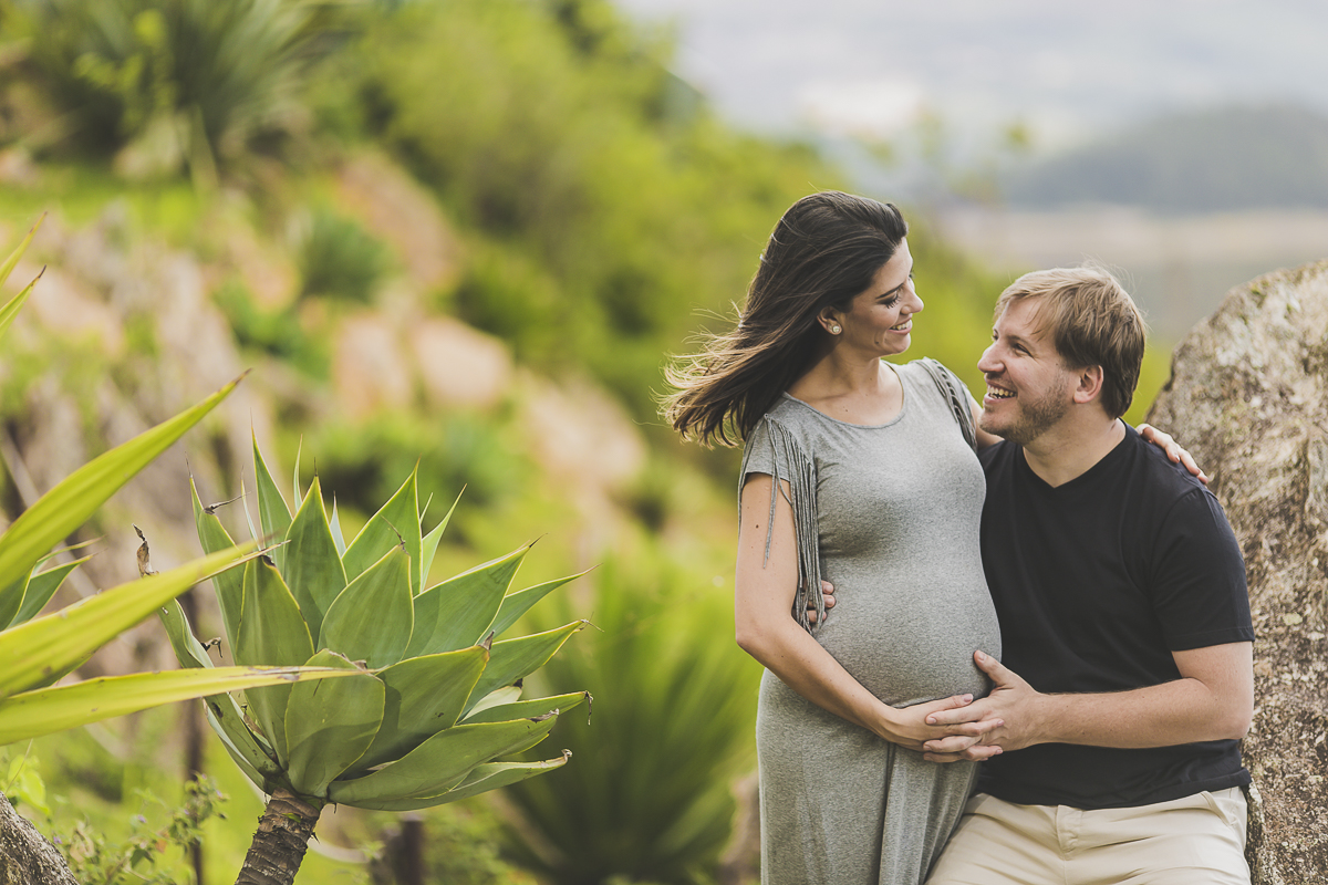 gestante e marido se olhando