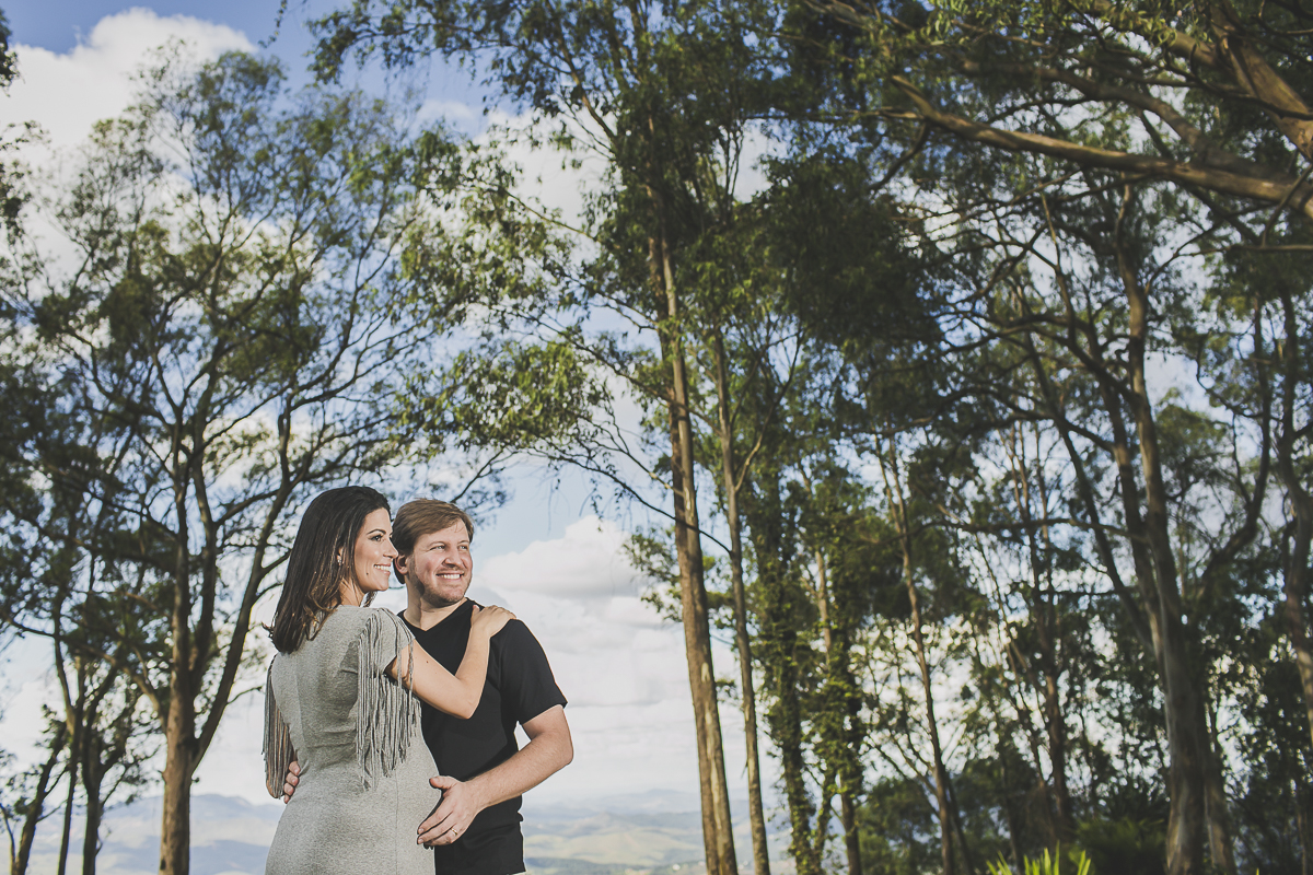 casal olhando para o horizonte