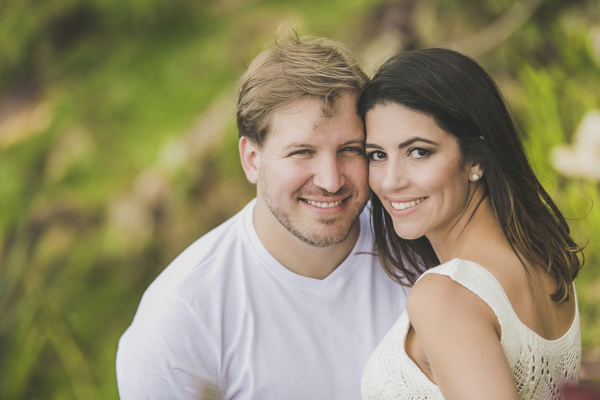 casal olhando para a foto