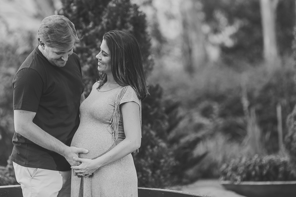 pai olhando para barriga