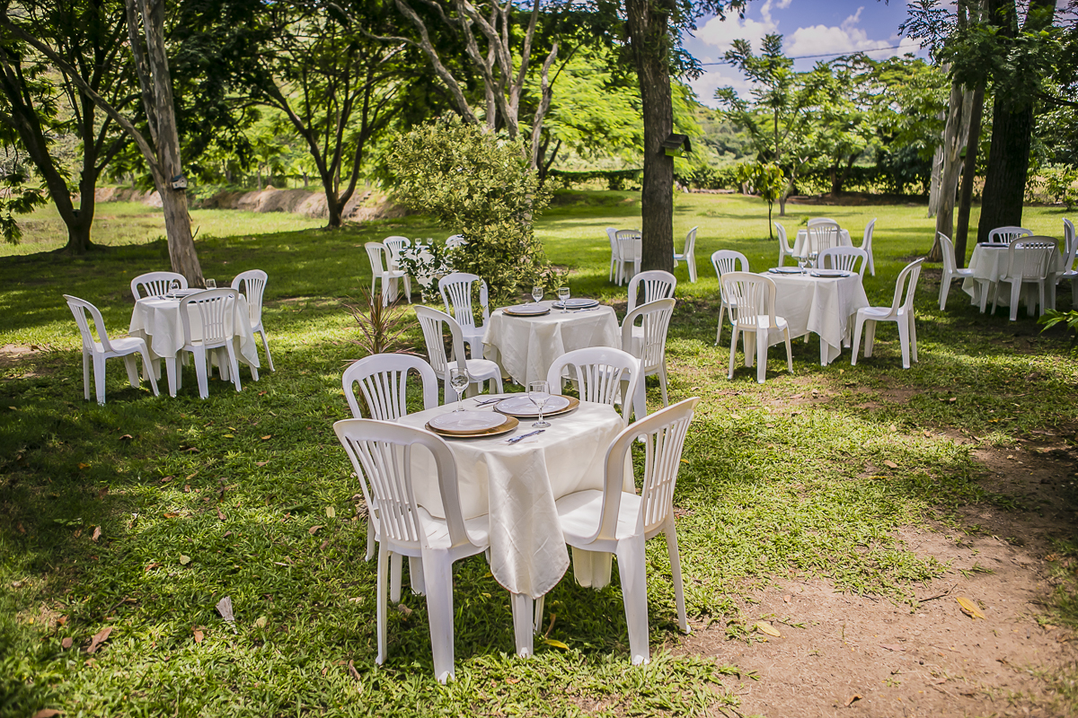 cadeiras no gramado