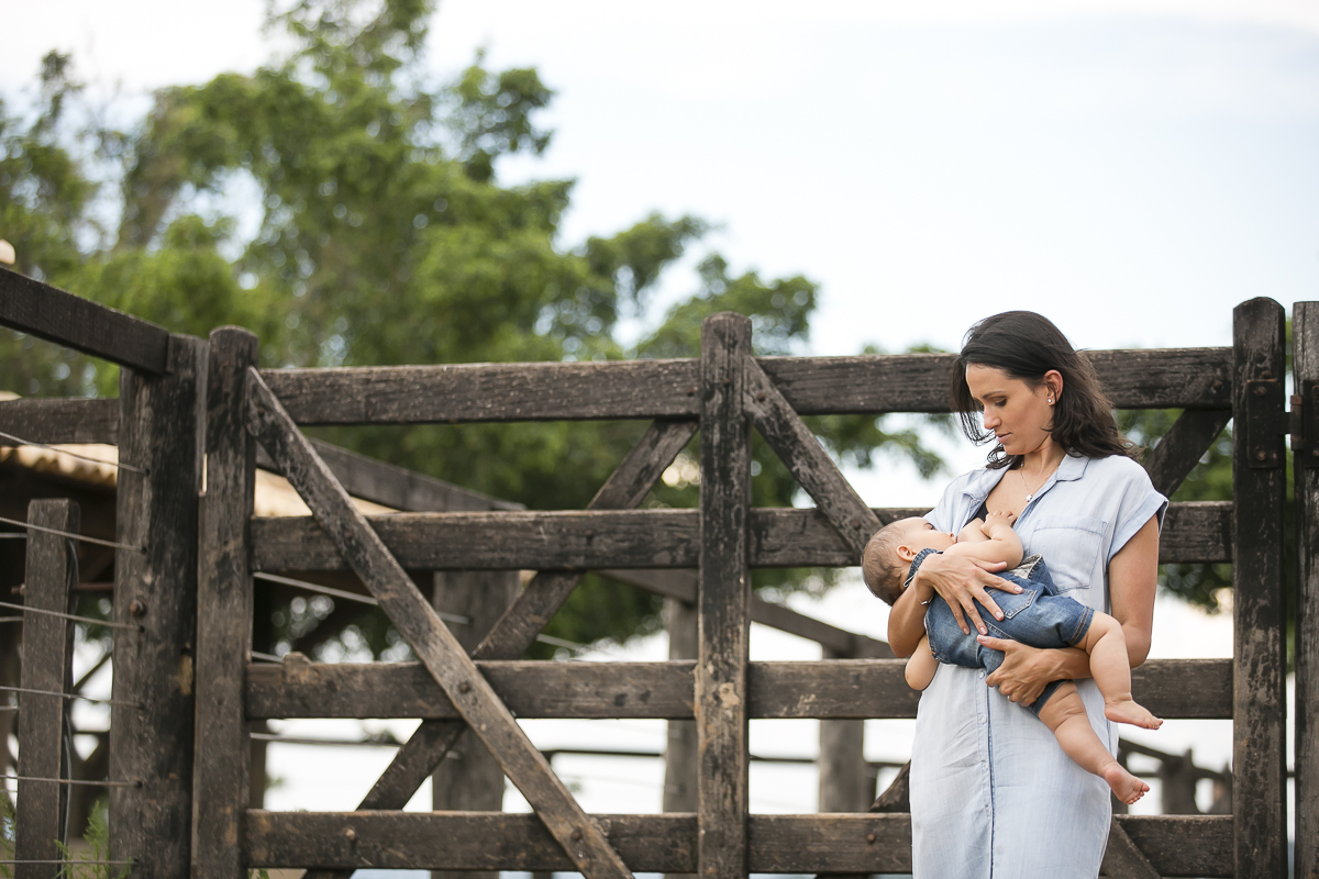 mãe amamentando na fazenda