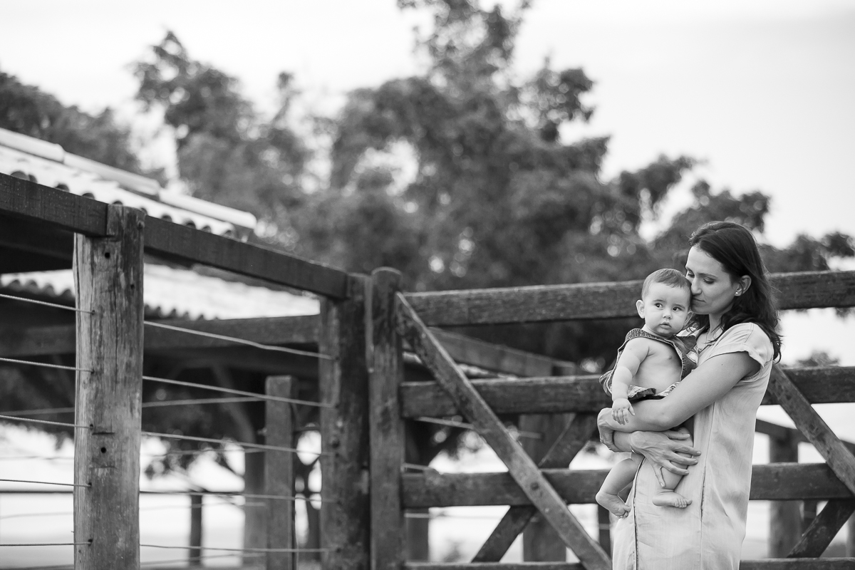 mãe beijando o filho na fazenda